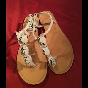 Authentic Fossil tan "Rose Bud" thong sandals New!